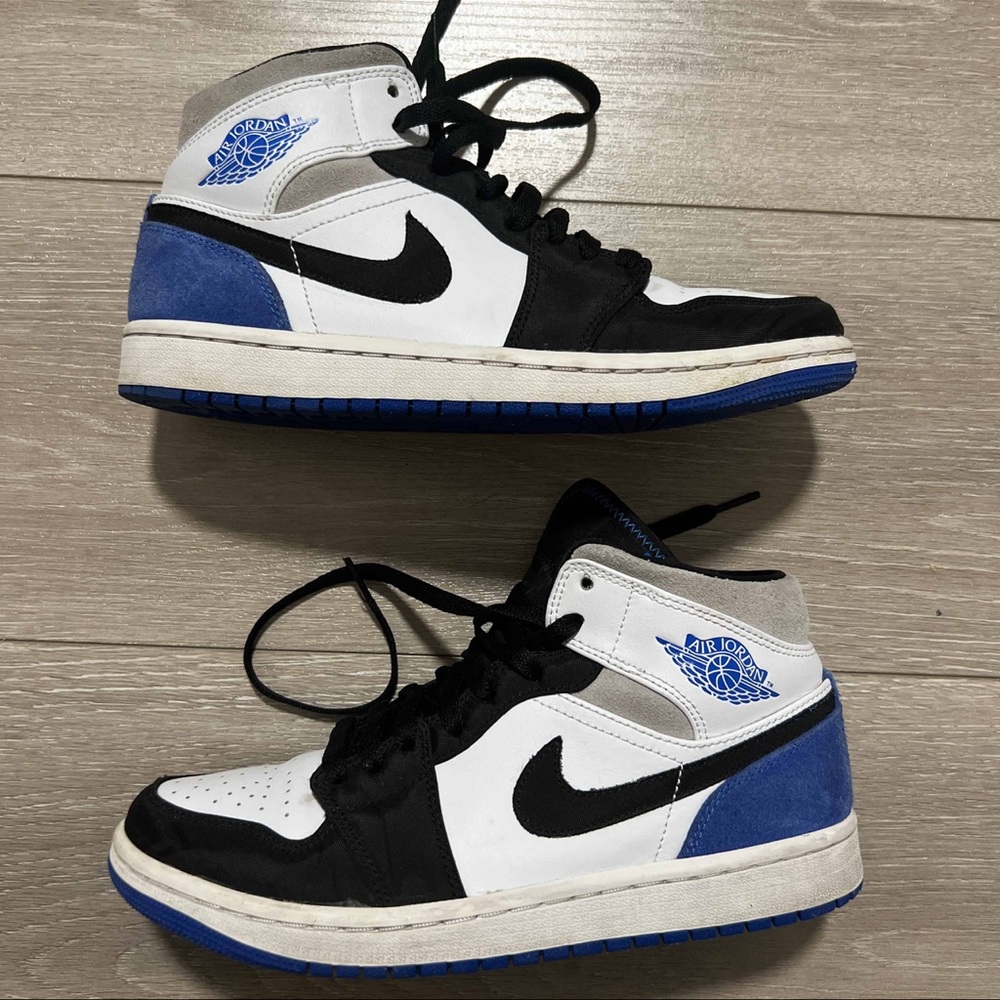 2020 Air Jordan 1 Mid SE 'Royal Black Toe'.